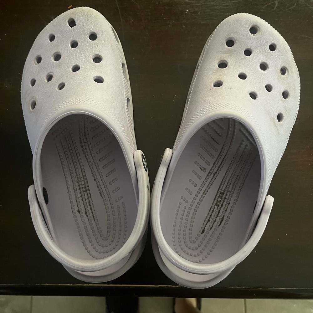 Crocs light lavender size women’s 6 men’s 8. Good condition.